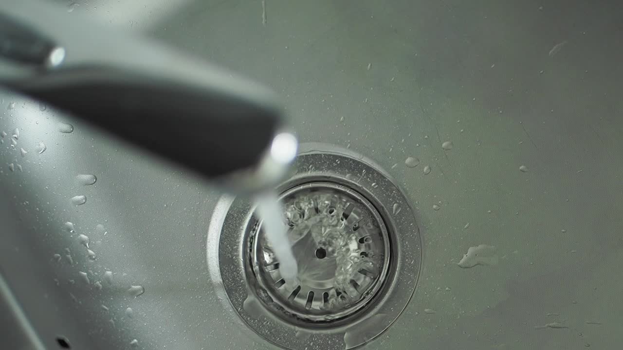 부 싱크대 배수관으로 흐르는 물