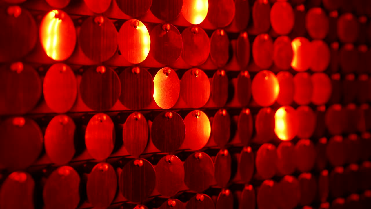 추상적인 빨간색 운동 반이는 벽이 움직입니다. 반이는 반사 배경, 나이트 클럽 장식, 현대 프로젝트에 추가 된 전환으로 사용할 수 있습니다.