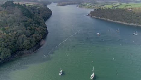 Vista-Aérea,-Inclinándose-Hacia-Abajo-Sobre-Los-Barcos-En-Un-Estuario-En-Cornualles,-Inglaterra