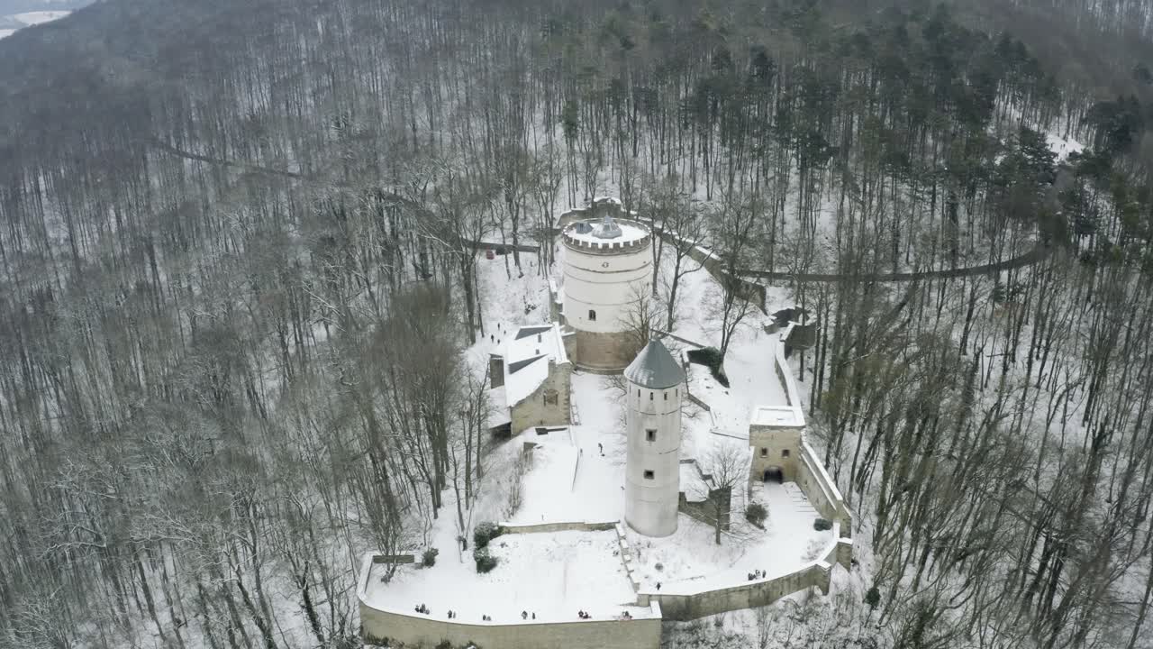 antena de drones del castillo de cuento de hadas plesse en invierno con una gran cantidad de nieve en una hermosa montaña cerca de bovenden, alemania, europa