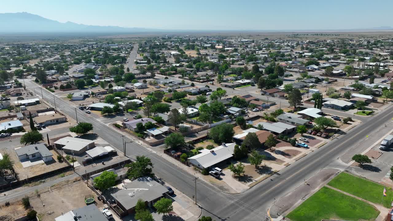 Ampia ripresa aerea orbitale di una città desertica nel sud-ovest degli USA