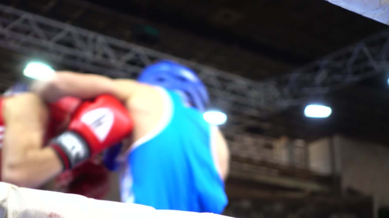 Boxeadores boxeando en el ring. Fuera de foco.
