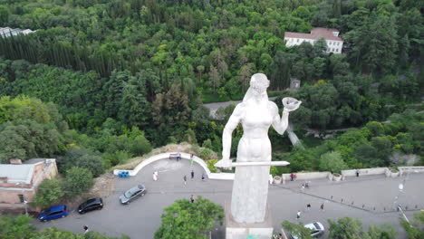 Drone-Sobrevolando-La-Madre-De-Georgia