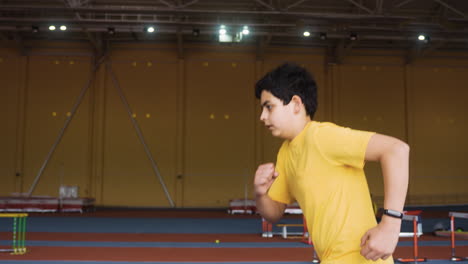 niño corriendo adentro