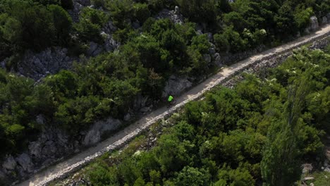 Sendero-Para-Bicicletas-De-Los-Lagos-Bacina---Ciclismo-Ciclista-En-El-Sendero-En-Dalmacia,-Croacia-En-Un-Día-Soleado---Antena