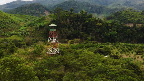 Luftrückzug,-Feuerwachturm-Im-Tropischen-Regenwald