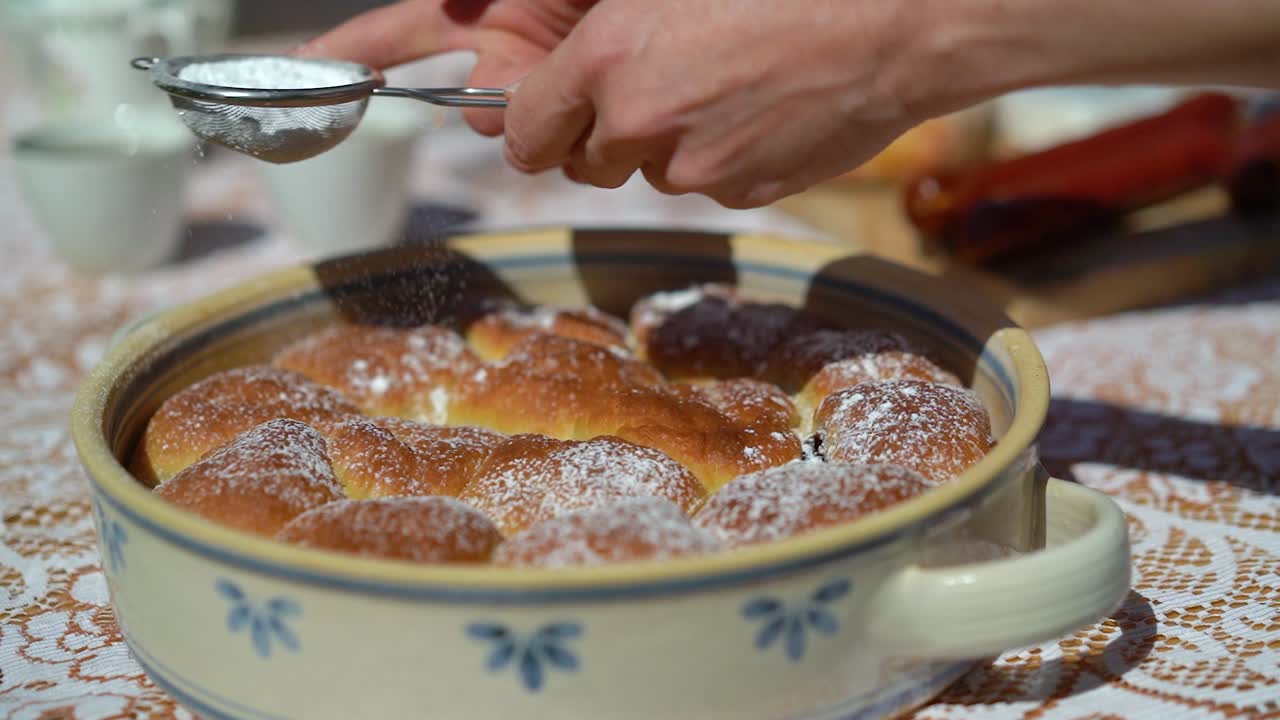 pasteles caseros espolvoreados con azúcar en una olla decorada afuera en un día soleado