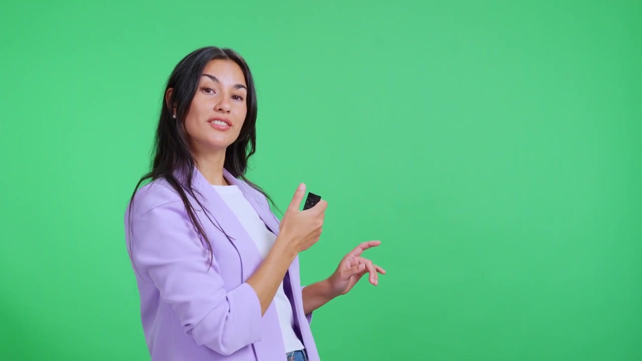 Donna professionista che fa una presentazione davanti a uno schermo verde