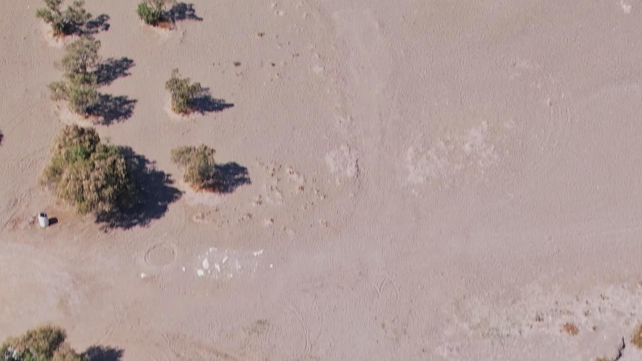 Acqua limpida e costa vicino a Rodi, in Grecia, durante il giorno