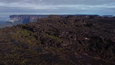 vista aérea de la superficie de roraima tepuy y kukenan tepuy en el fondo