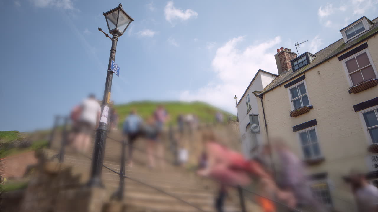 whitby abbey 199 단계 타임랩스는 흐릿한 사람들, 관광객, 여름철 휴가객, 노스요크셔 해안