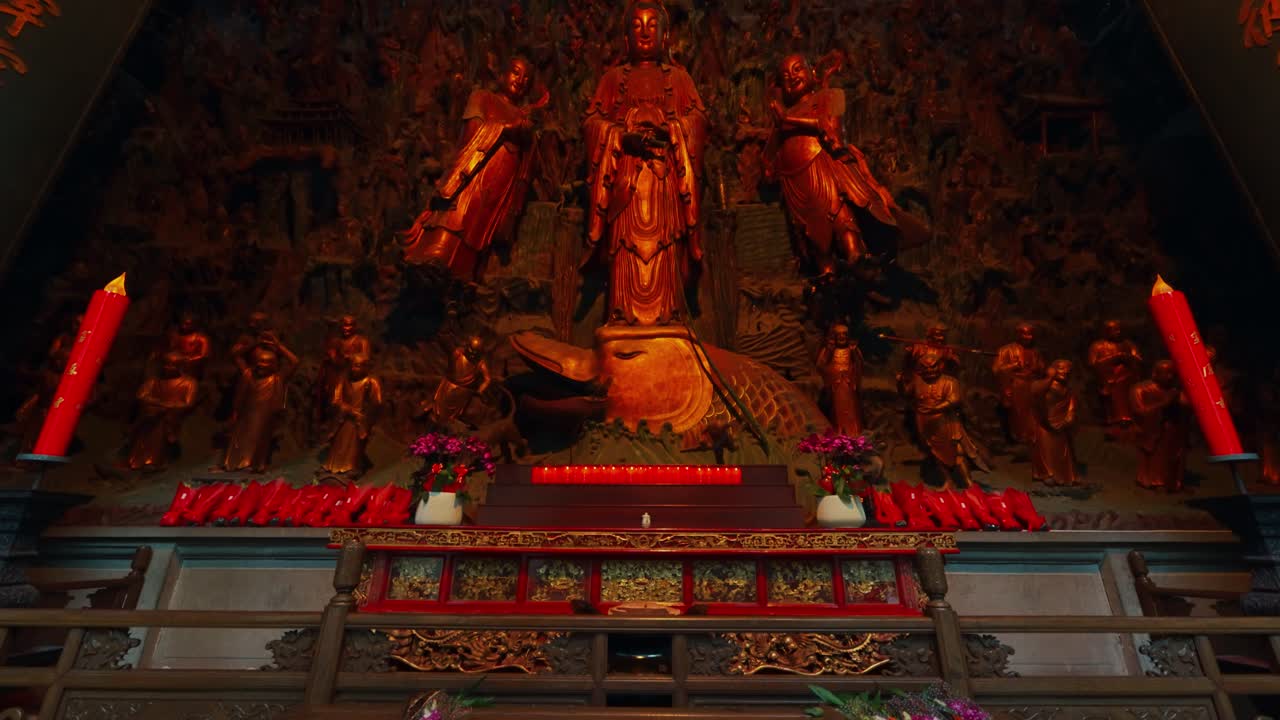 Parede de templo tradicional chinês coberta de estatuetas douradas