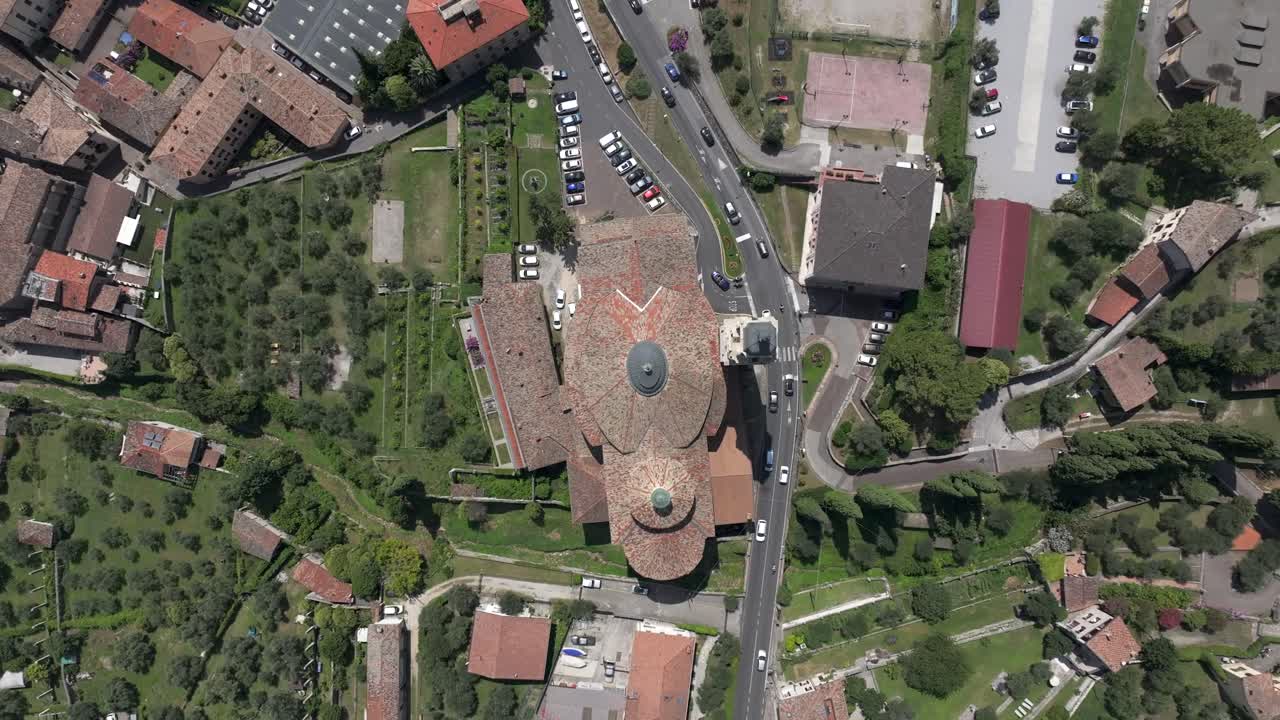 Europa Italia Lago di Garda Gargnano famosa Chiesa al centro del paese, ripresa dall'alto, Veduta Aerea Drone 4K 60 fps Cinematico