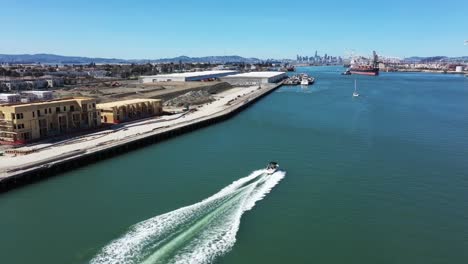 Lancha-Rápida-Acelerando-Hacia-La-Bahía-Interior-De-Oakland-En-Dirección-A-San-Francisco