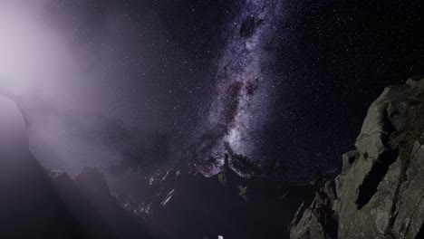 la galaxia de la vía láctea sobre las paredes del cañón de piedra arenisca