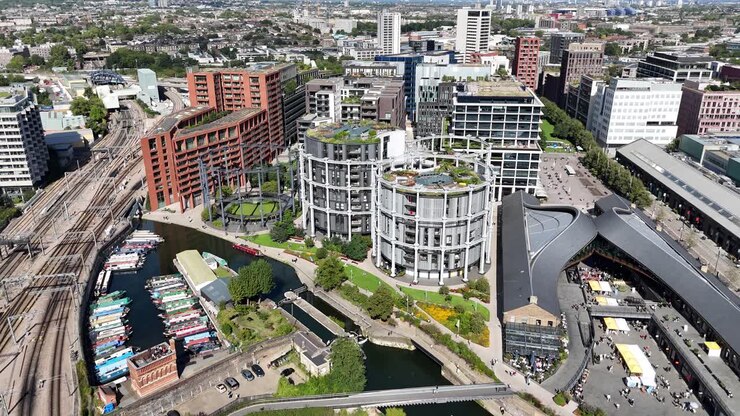 Parco Gasholder London King's Cross, ripresa aerea con drone in allontanamento e svelamento inverso