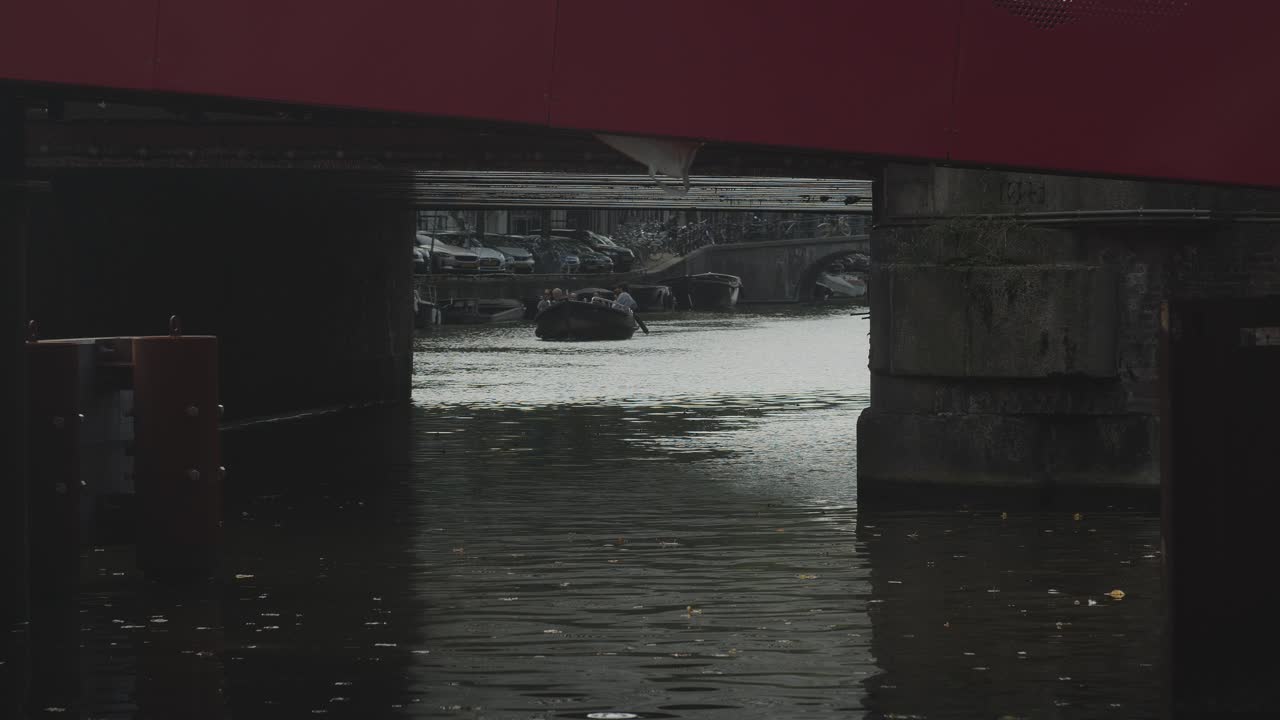 암스테르담 운하 에 있는 먼 배 와 다리 에 다가오는 배 의 클로즈업