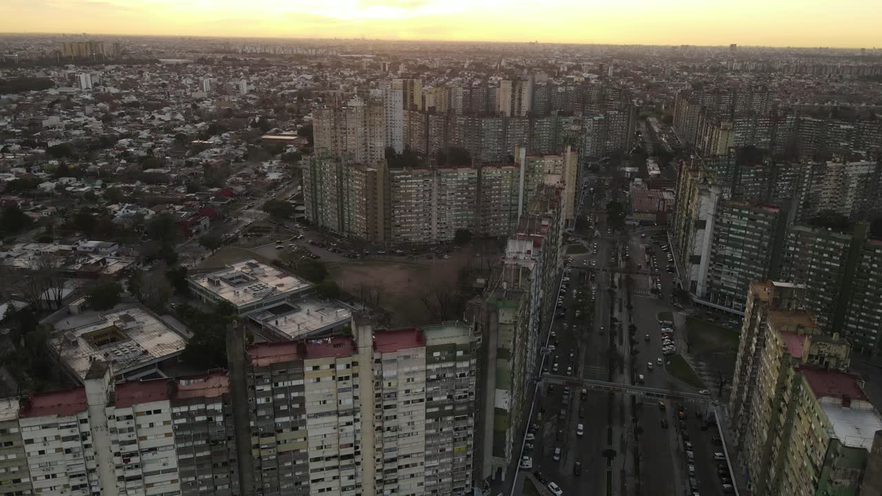edificios rústicos viejos y congestionados en áreas suburbanas de américa del sur