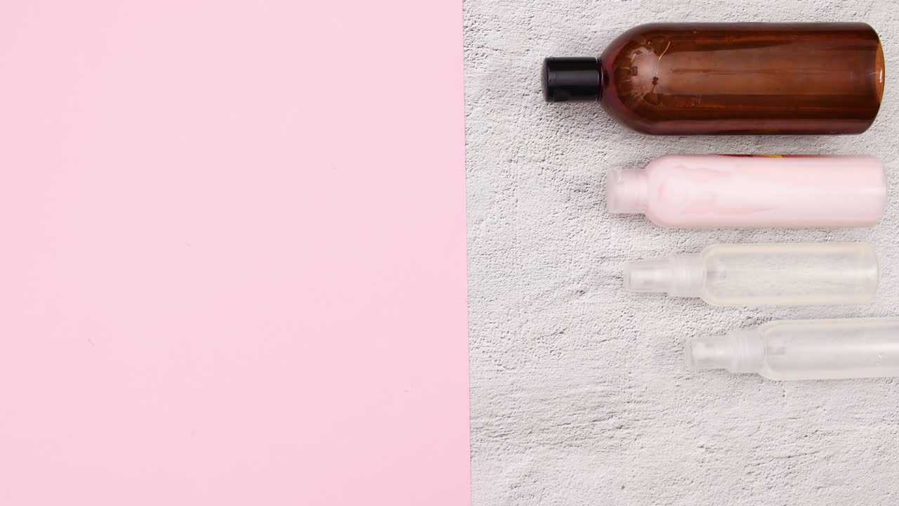 피부 관리 화장품 제품이 있는 병이 오른쪽에 나타납니다.