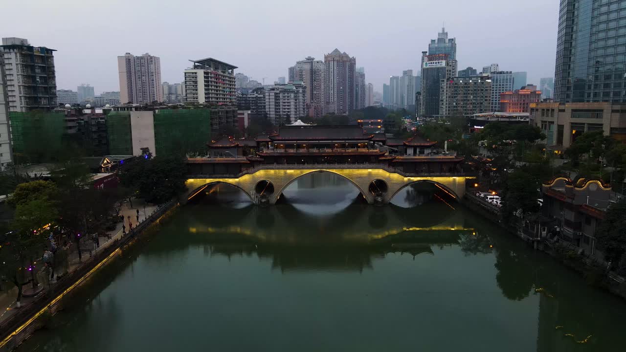 horizonte del centro de la ciudad y puente anshun sobre el río jin en chengdu, china - vista aérea de drones