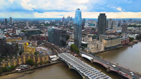 vista aérea de londres, reino unido, torres blackfriars, barrio y puentes sobre el río támesis, hiperlapso