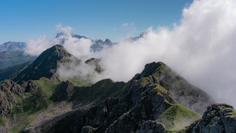 lapso de tiempo de paisaje de montaña nublada