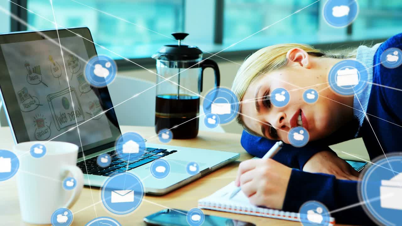 Kvinde skriver med hovedet nedad, mens en teknisk alarm fra den bærbare computer udløser kuvert- og skyikoner, der strømmer ind foran hende.