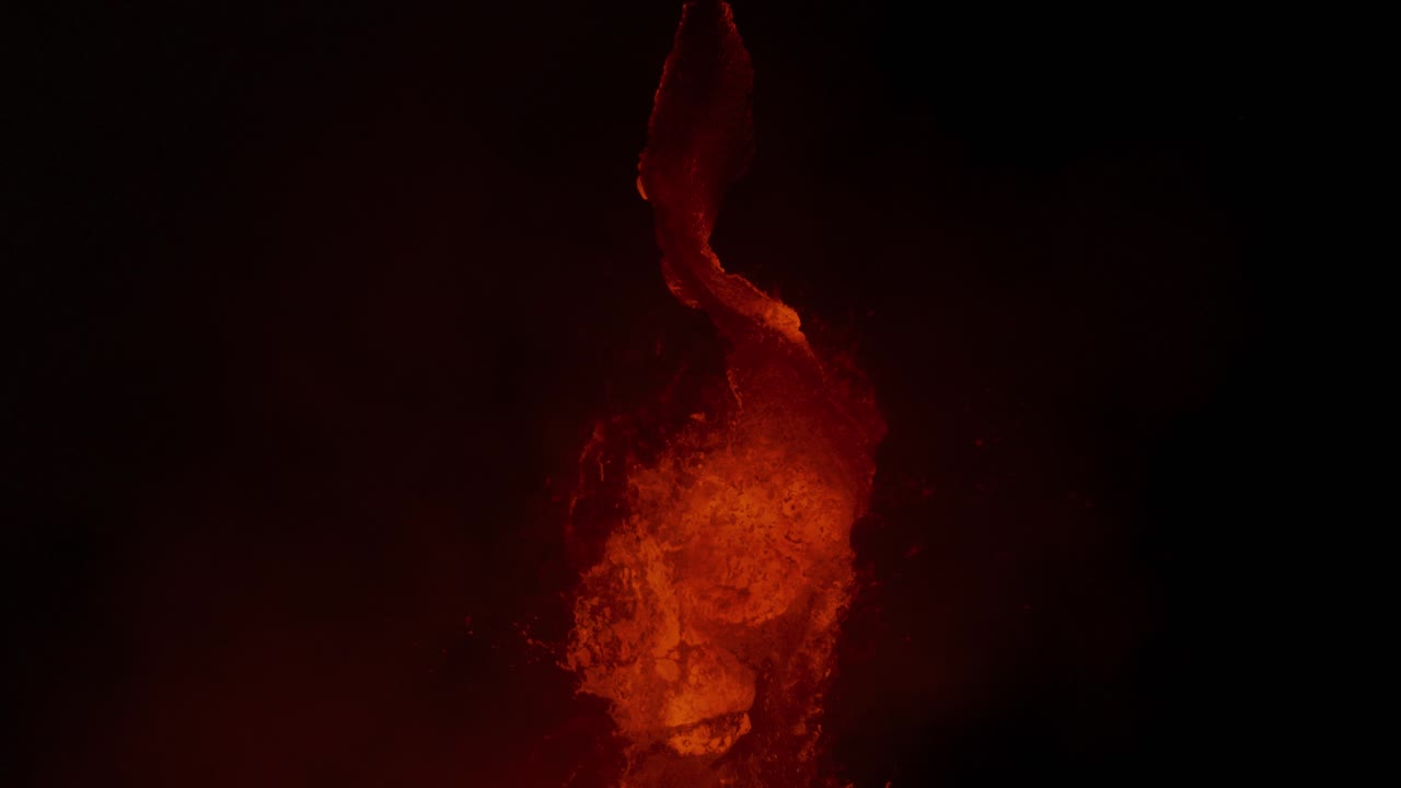 Explodierender Vulkan mit geschmolzenem Magma, das die Erdoberfläche durchbricht, Luftaufnahme