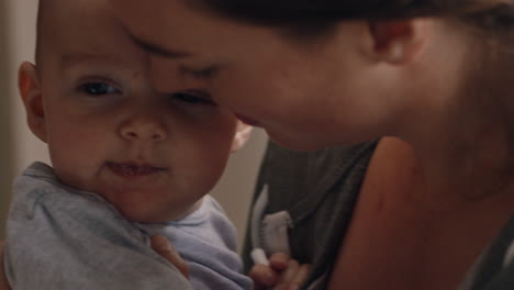 Madre-Joven-Sosteniendo-Al-Bebé-En-Casa-Calmando-Al-Recién-Nacido-Mamá-Calmando-Suavemente-Al-Bebé-Disfrutando-De-Una-Maternidad-Enriquecedora