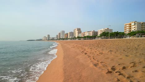 Spaziergang-Entlang-Des-Reifenpflanzenstrandes-An-Der-Costa-Brava-In-Girona-Ohne-Menschenkleine-Wellen