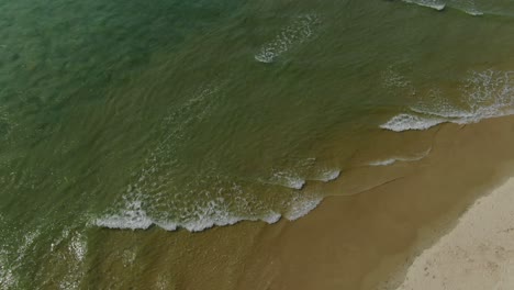 Vista-Aérea-De-Arriba-Hacia-Abajo-De-La-Playa-Principal-De-Noosa-Heads-Y-El-Agua-Del-Océano,-Queensland-En-Australia