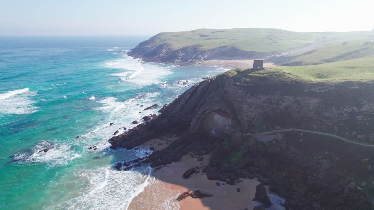 epic aerial de montaña paisaje marítimo de españa, playa de tagle, panorámica de derecha a izquierda movimiento de un punto de referencia, castillo torre de vigilancia en un acantilado