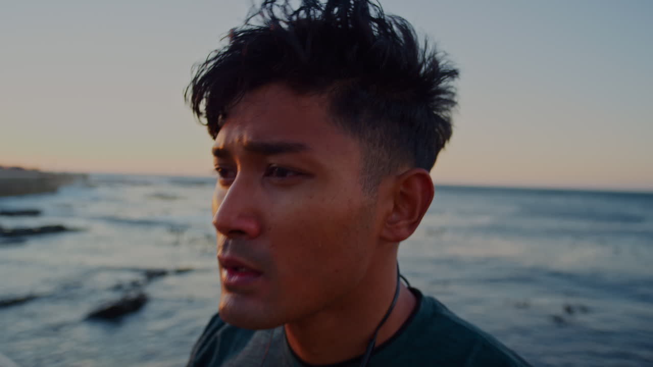 휴식, 해변과 달린 후 이어폰을 가진 남자