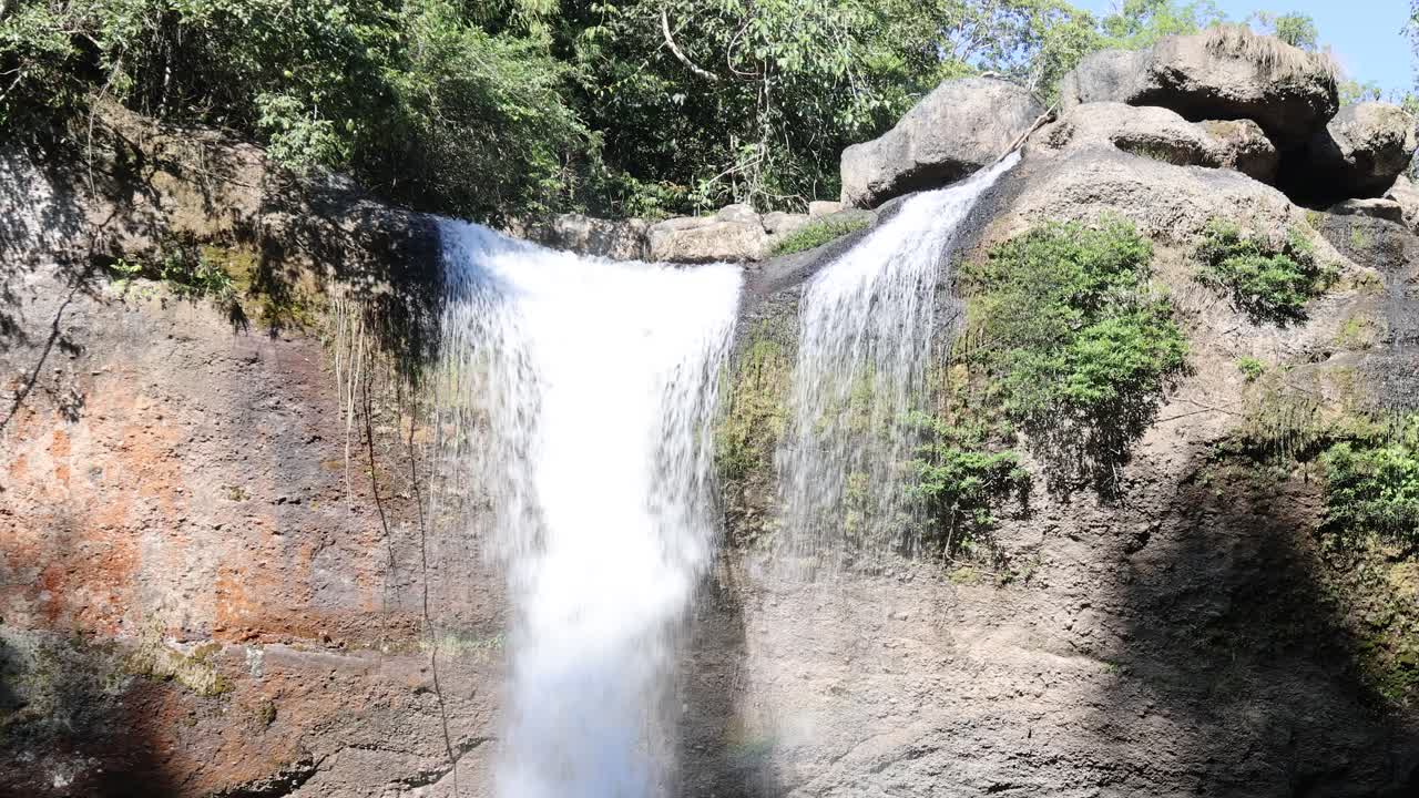 cascada de agua rodeada de vegetación y rocas