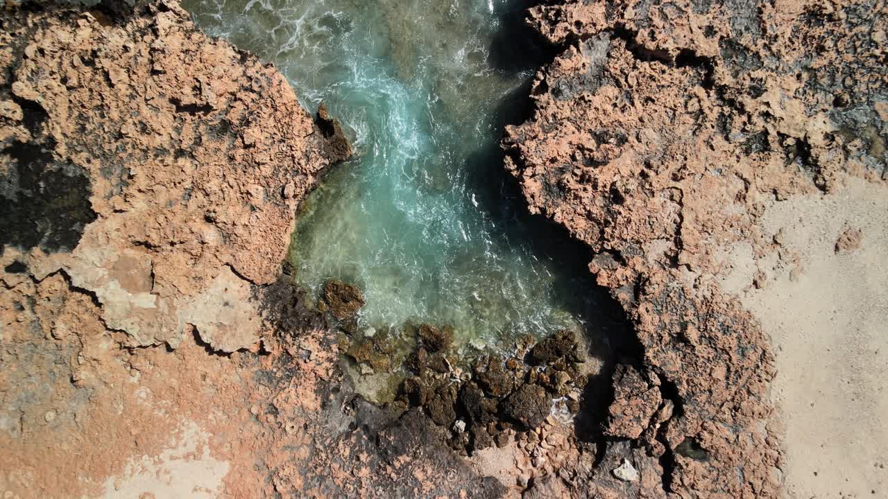 Soffiatoi di Quobba e piscine naturali in una giornata estiva.