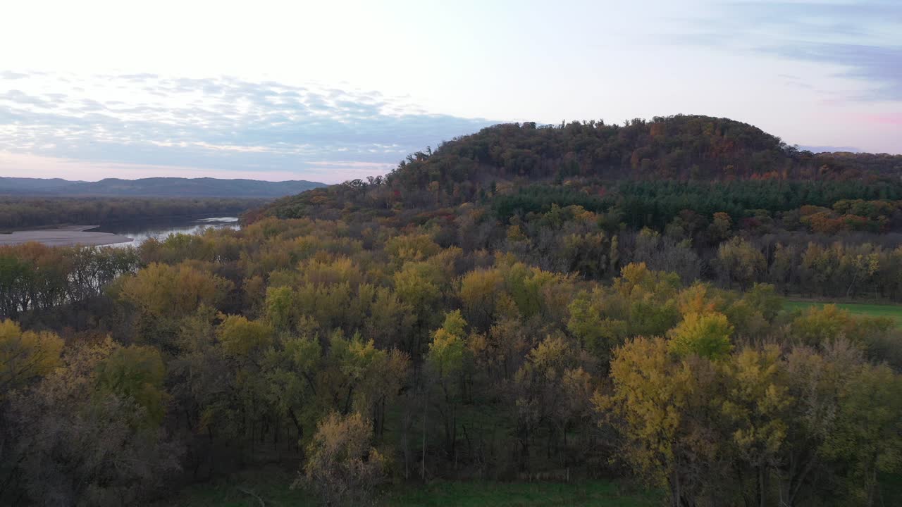 el follaje de otoño con vistas a un río
