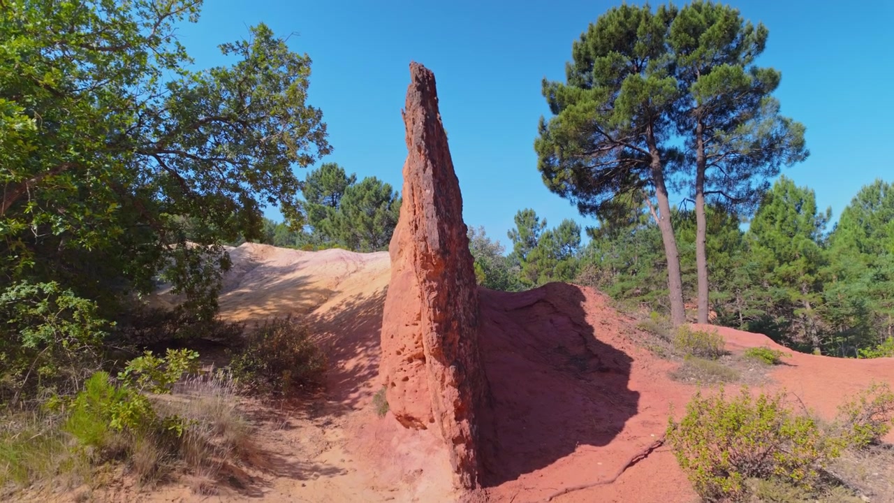 Guglia di arenaria rossa nel Colorado Provenzale, uno spettacolare paesaggio semi-naturale di antiche cave di ocra situato vicino al villaggio di Rustrel, Francia.