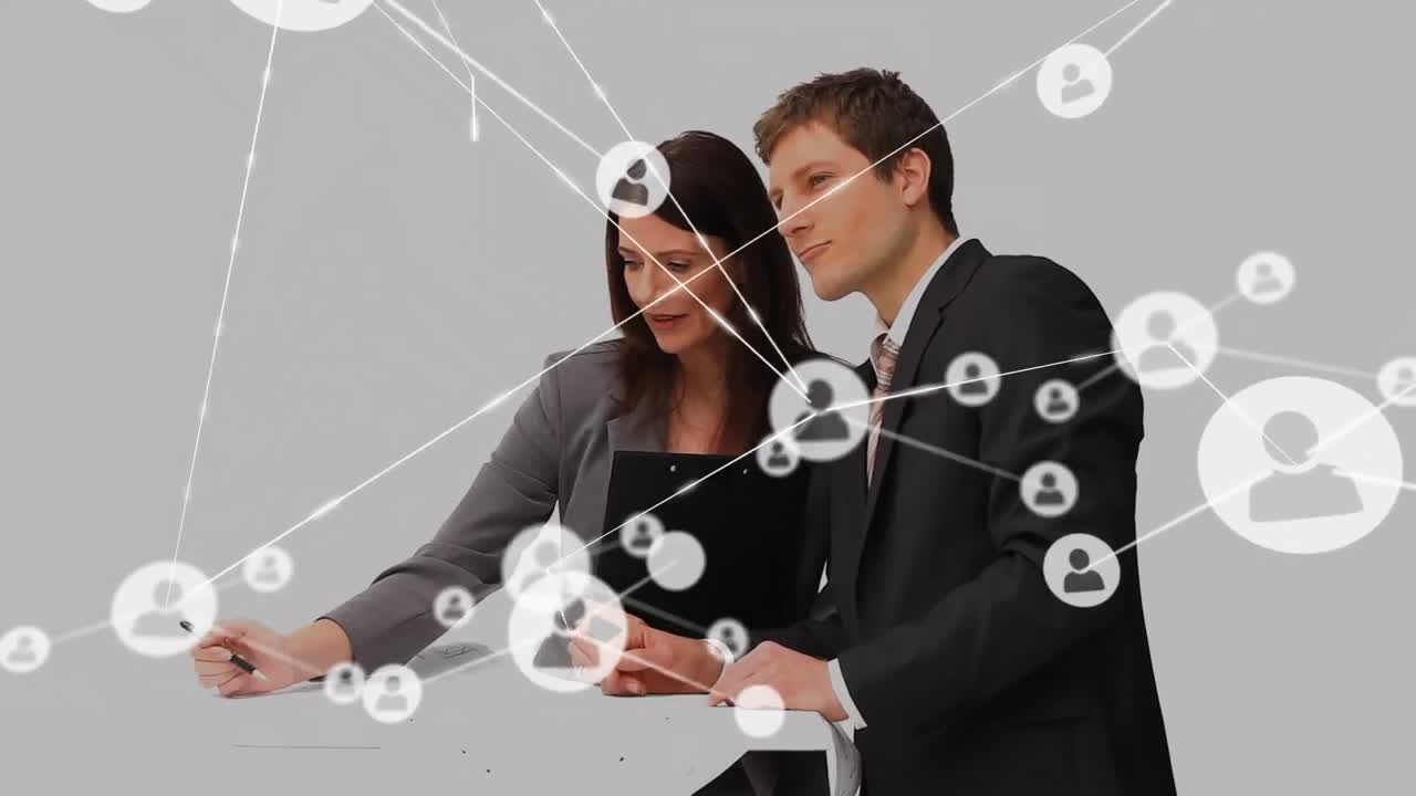 animación de iconos de perfiles en diversos hombres de negocios mujeres de negocios discutiendo sobre una pantalla invisible
