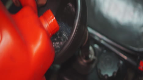vertiendo combustible en el coche