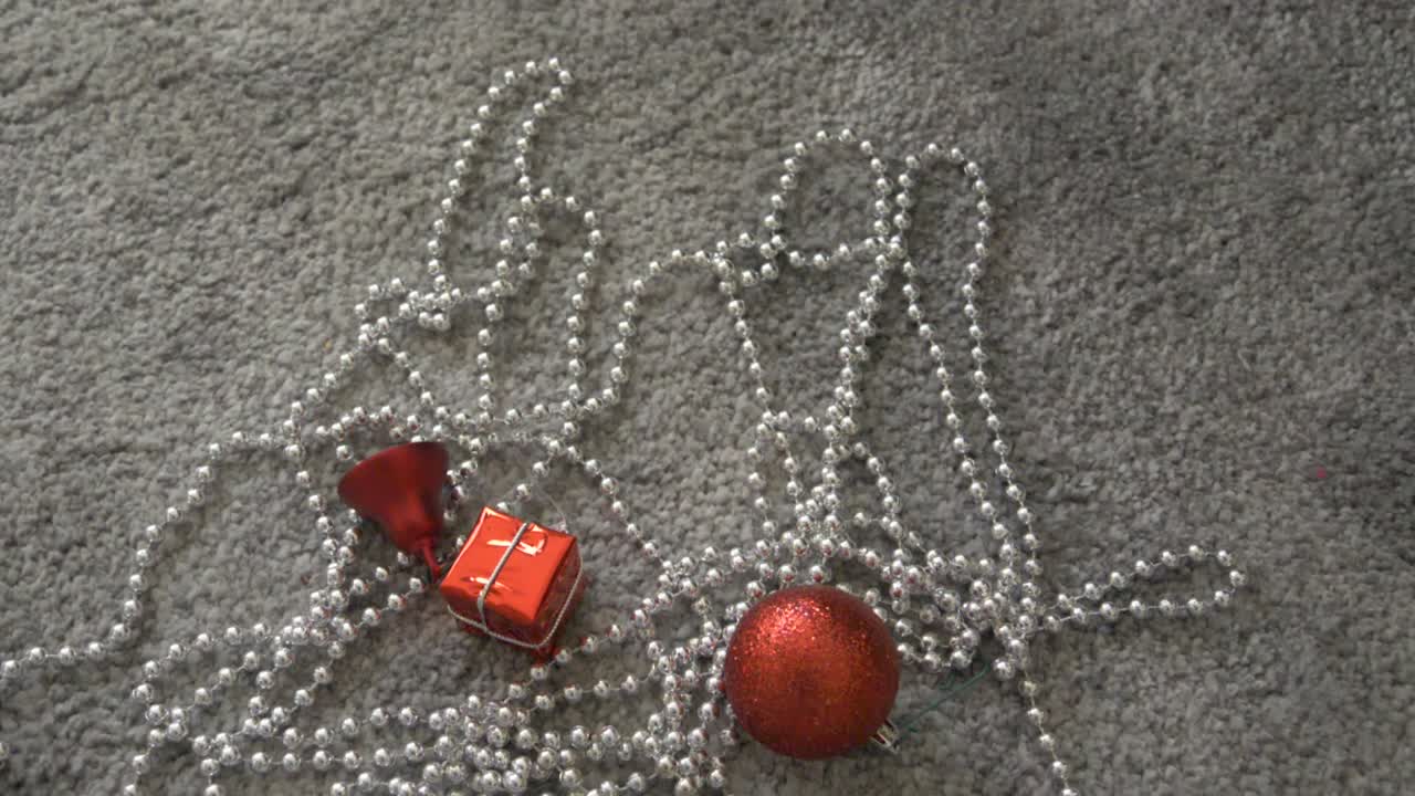 regalo de navidad decoración cayendo al suelo