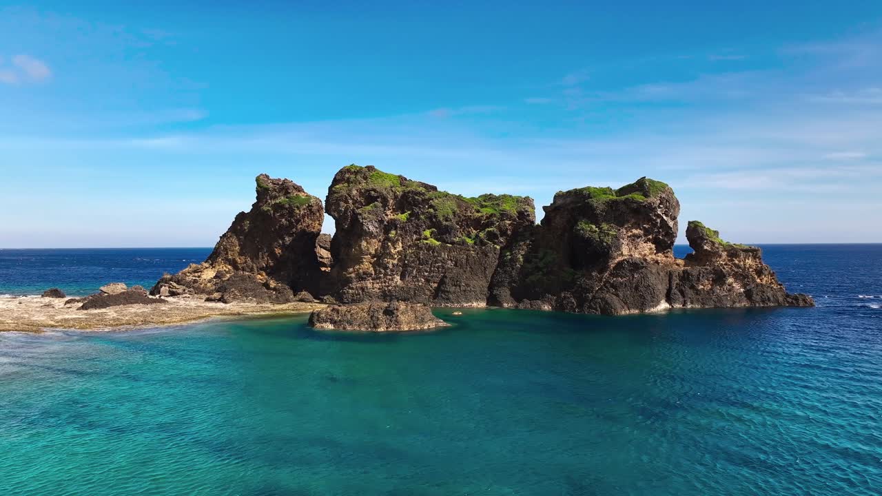 중국 의 오키디 섬 에 있는 푸른 바다 풍경 으로 둘러싸인 섬 에 있는 거대 한 바위 들 을 보여 주는 항공 사진