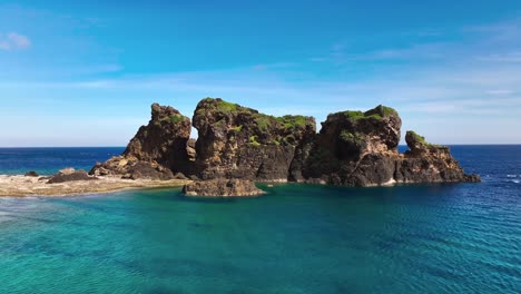 vista aérea que muestra rocas gigantes en una isla rodeada de paisaje marino azul en la isla de las orquídeas en china