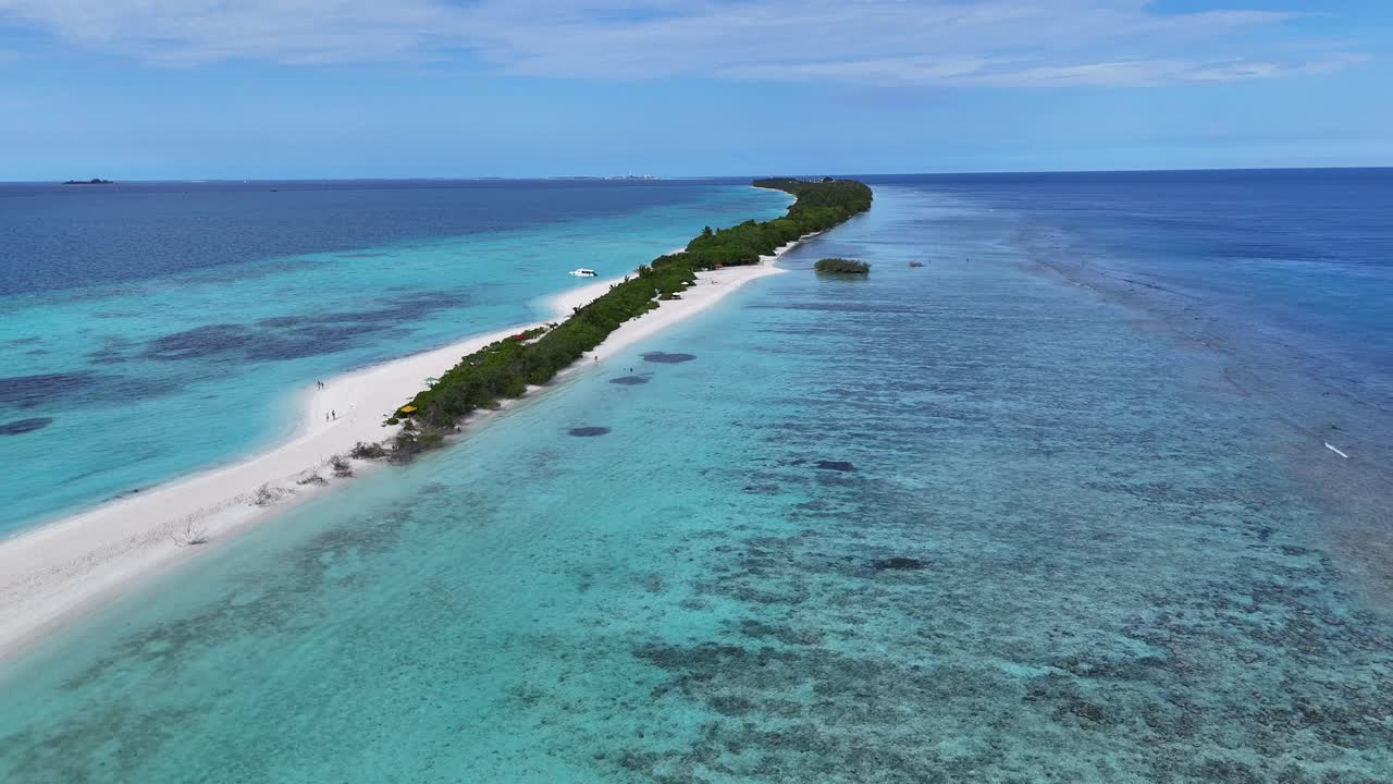 Ilmakuva Dhigurah-saaren hiekkasärkistä ja turkoosista laguunista, Malediivit 4K.