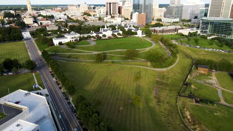 Parques-Y-Frente-Al-Río-En-El-Centro-De-Richmond,-Virginia-|-Paso-Elevado-Aéreo-|-Verano-2021