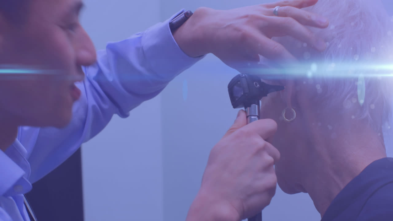 rayas de luz contra las orejas de control masculino de la mujer mayor