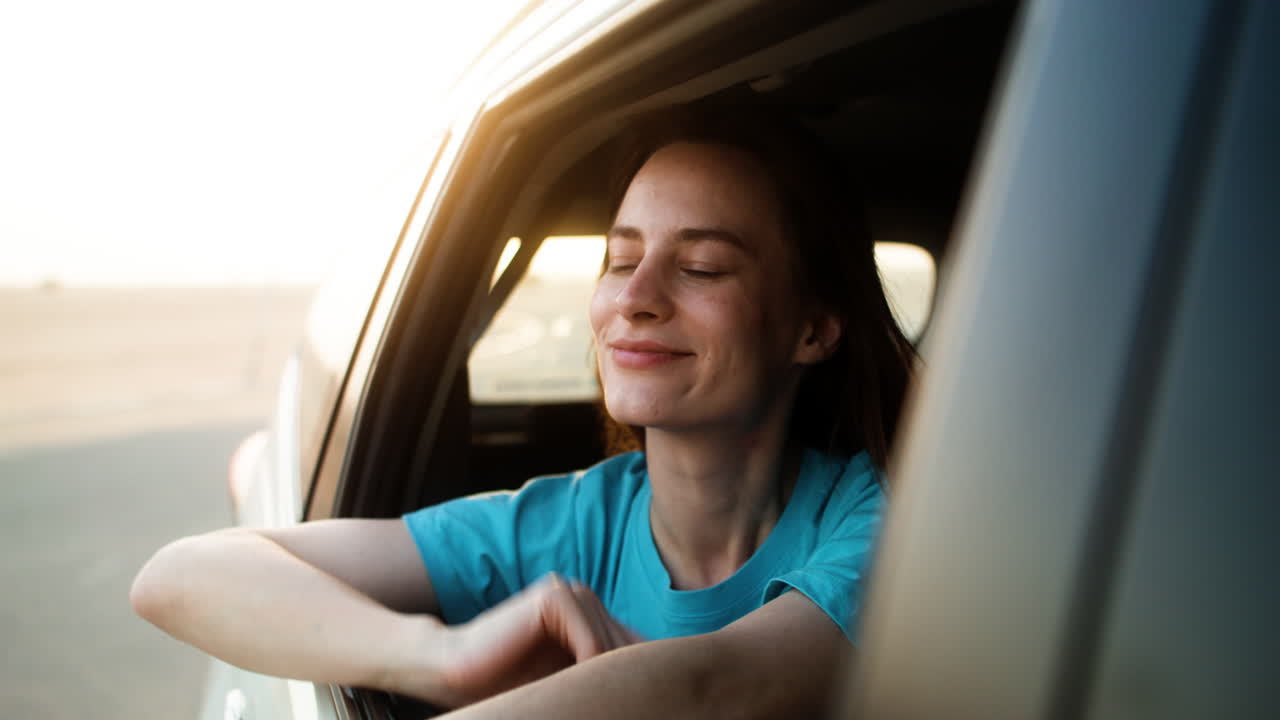 mujer viajando en un coche