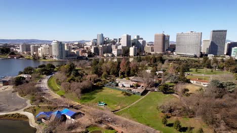 oakland-california-aerial-push-in-to-the-skyline