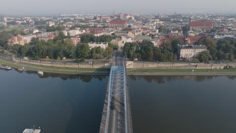 Toma-Aérea-De-Drones-Del-Barrio-De-Kazimierz-En-Cracovia,-Polonia,-Con-El-Río-Vístula-Al-Amanecer.