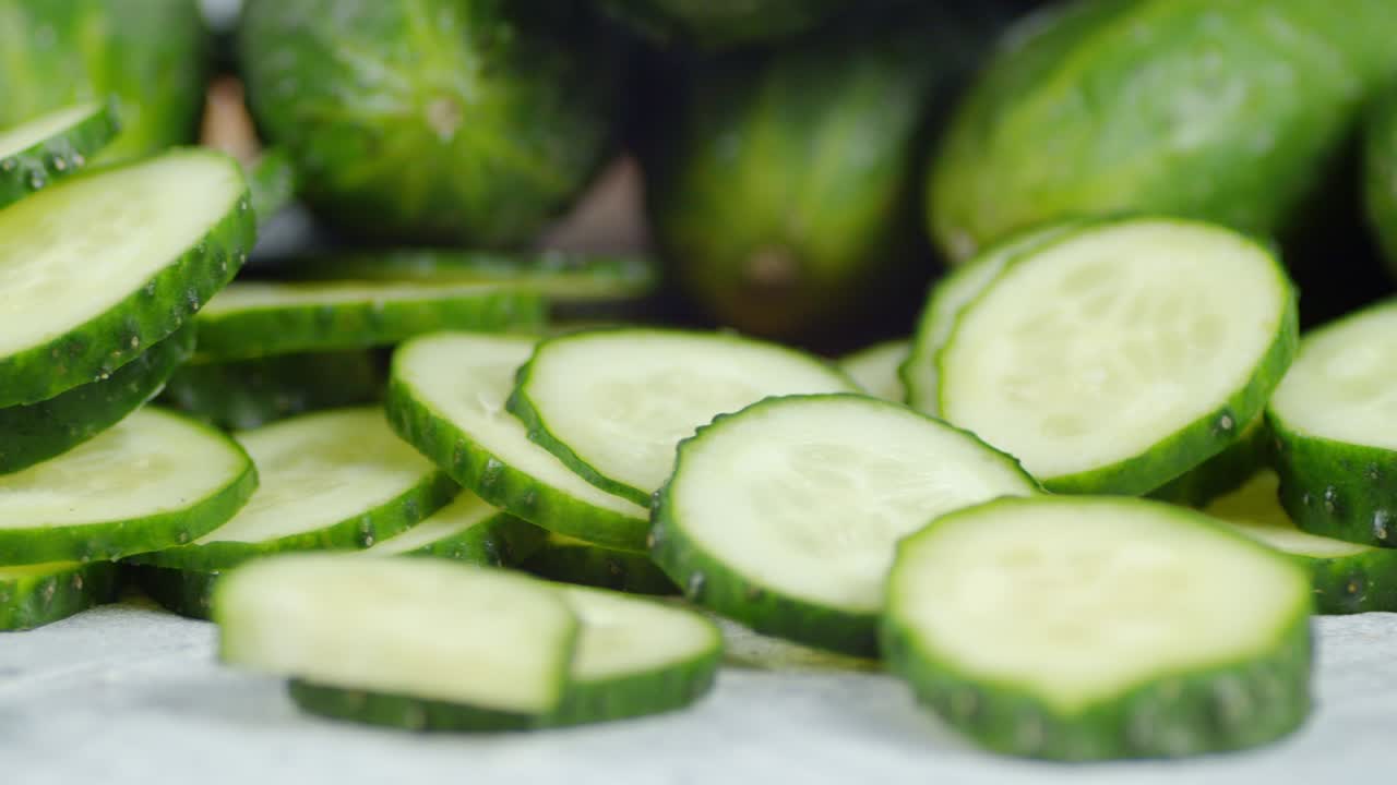 그리고 신선한 호박의 전체 조각은 천천히 회전합니다.