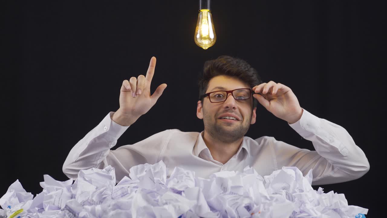 새로운 아이디어를 찾는 것. 열심히 일하는 사람은 새로운 아이디어를 얻습니다. 유레카.